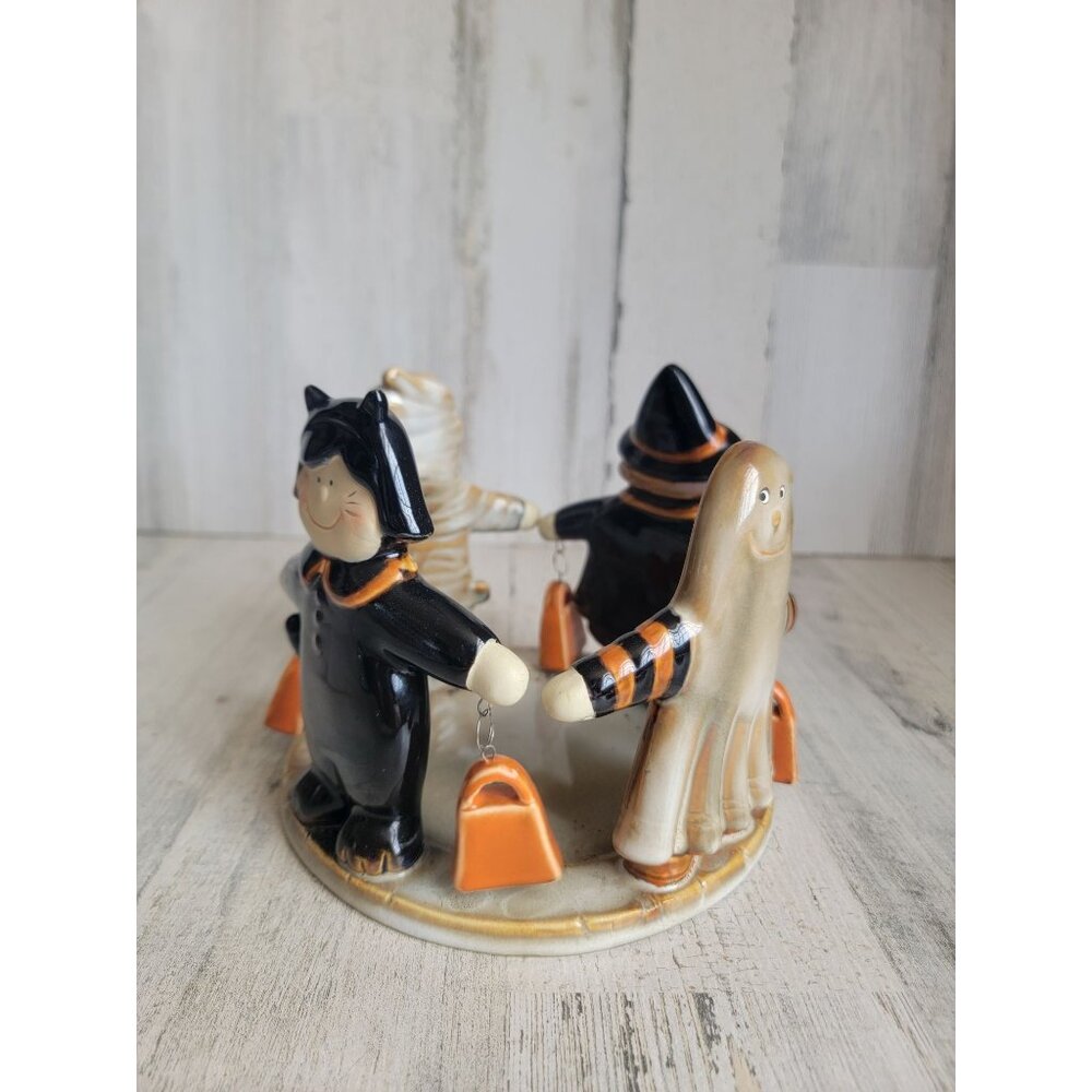 Yankee Candle Circle of trick-or-treaters candle holder Halloween witch mummy